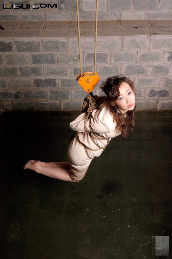 นางแบบลูลู่ "The Hanging Man Bound in the Sky" [丽柜美束 LiGui] Silk Foot Photo